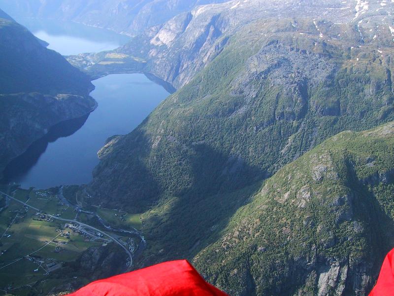 270603OvreEidfjord.JPG (91287 bytes)